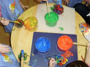 Pintem les pinyes de colors